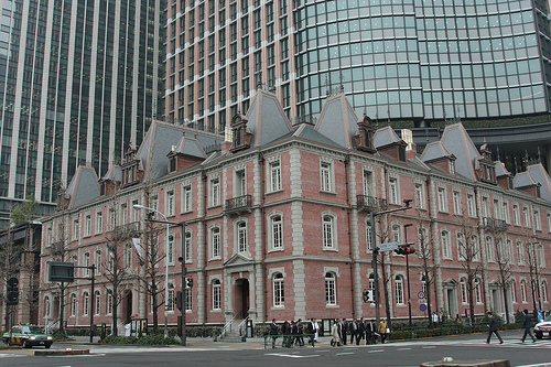 美術館は丸の内ブリックスクエアと丸の内パークビルディングに隣接して建っている。