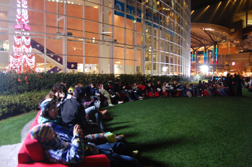 Visitors sitting on the BoConcept sofa while leisurely enjoying the sight of cherry blossoms at night