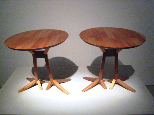 無機質なサイドテーブルも脚先を鳥の足のような形態にデザインするだけで、まるで生きもののような愛らしいテーブルに。オッペンハイムへのオマージュ作品でもある。