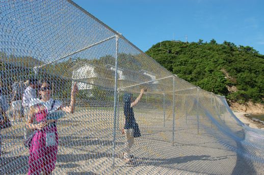 土渕海峡エリアの浜辺にたたずむ作品。漁で使われる大きな網のように見えますが...。このような屋外にある作品は、時間外でも見れるかも（？）しれません。