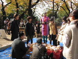 The children’s play area in Yanaka Cemetery hosts a whole range of local events including the Yanaka Festival festival, in addition to serving as a place where local residents can come to relax.