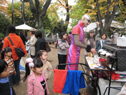 A group of young girls gathering around Kimuratoshirojinjin, charmed by his fashionable getup (?) and tea-brewing skills.