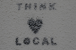 「地域に根付いた活動を」との想いから入口の壁にはthink♥localの文字が。