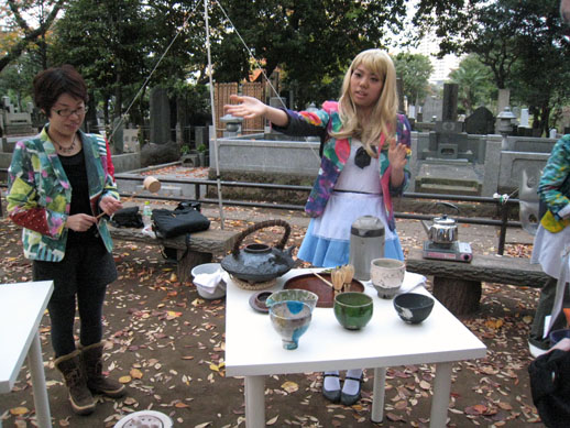 A seating area all laid out by Alice at the far end. Using tea bowls by Kimuratoshirojinjin fired in a kiln at the nearby open-air tea ceremony, tour participants brew tea for each other.