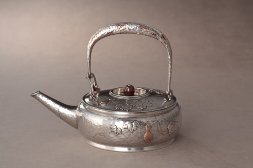 ティファニー商会「瓢箪文酒ポット」 (1880年頃) 銀、銅、金 アメリカ