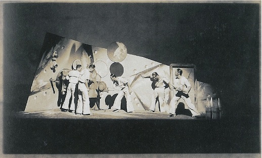 1924年旗揚げ公演当時の『海戦』の舞台セット。