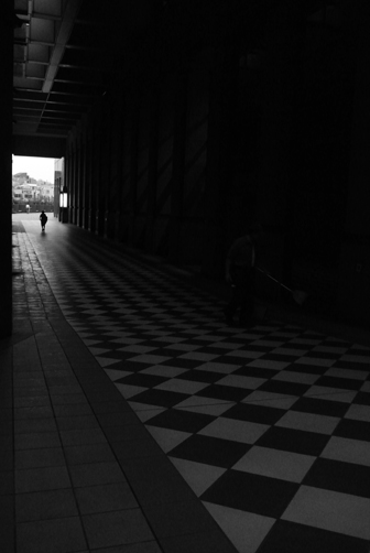 施設内にある東京都写真美術館へと抜ける通路。
この市松模様の床がなかなか良い。
光を絞って撮ると、ちょっと森山大道風？
