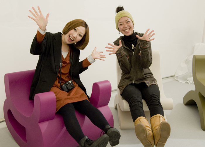 左：出居舞美さん（多摩美術大学生／23歳）、右：山沢渚さん（武蔵野美術大学生／23歳）