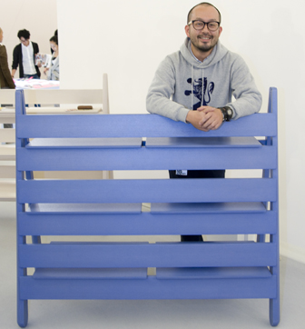 この家具を制作したデザイナーの小関隆一さん