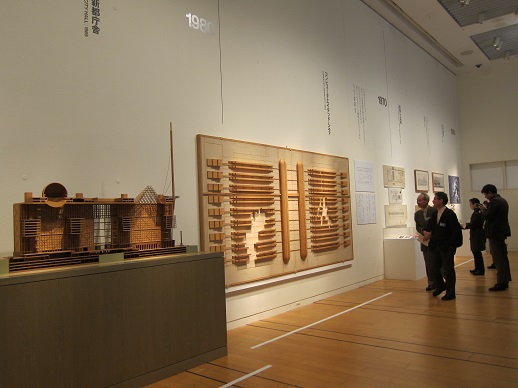 左：《東京都新都庁舎》模型
中：《コンピュータ・エイデッド・シティ》模型