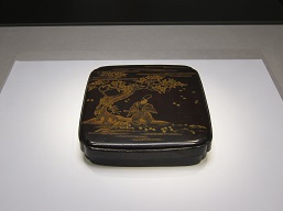 《花白河蒔絵硯箱》（室町時代 16世紀）根津美術館蔵