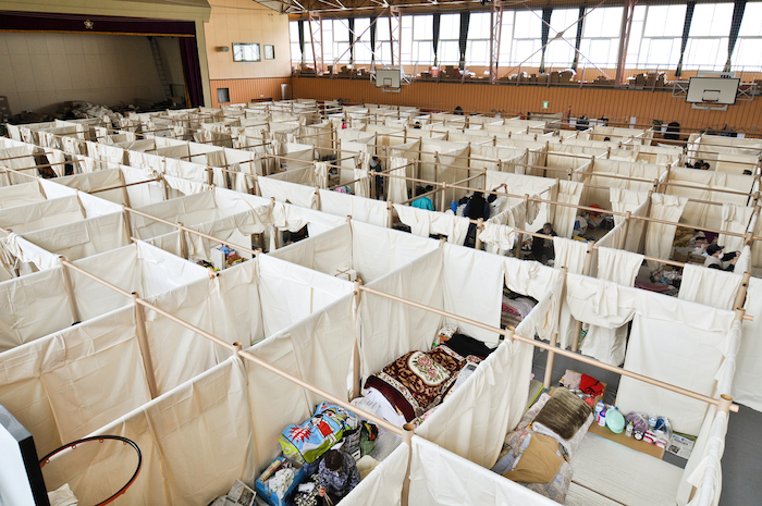 東日本大震災の際、避難所に設けられた紙の簡易間仕切りシステム