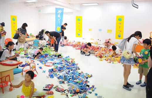アーティスト藤浩志氏が発案した、遊ばなくなったおもちゃと使って地域にさまざまな活動を作り出すシステム「かえっこ」は、遊びから子供の創造性や地域のコミュニケーションを誘発する