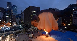 オーストラリアを代表する現代美術家パトリシア・ピッチニーニ氏の巨大な気球作品「Skywhale」を東京電機大学跡地で飛行させたプロジェクト