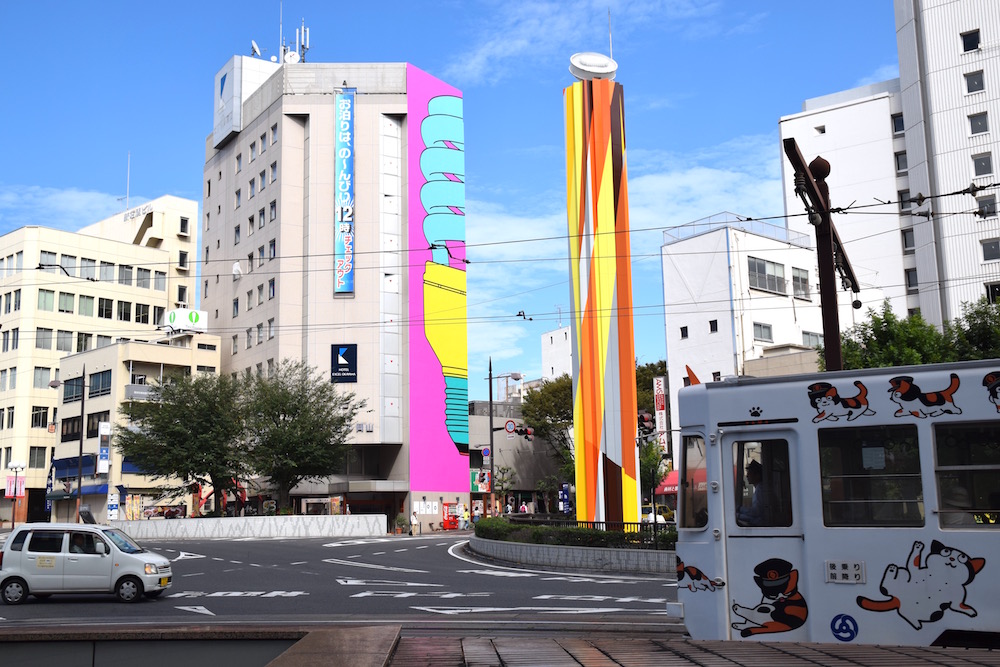 リアム作品の前には、岡山市民の足の一つ路面電車「岡山電気軌道」が行き交う