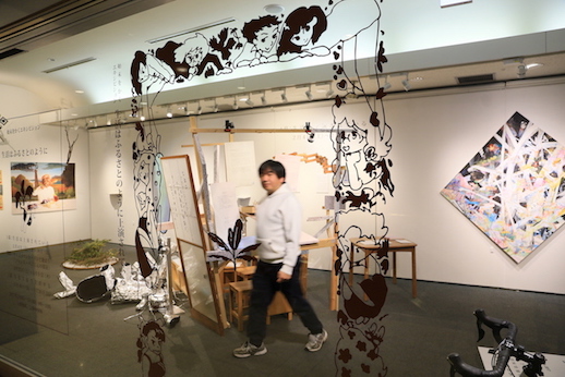劇作家の岸井大輔。入口のガラスに描かれたイラストは、岩波文庫のパロディ