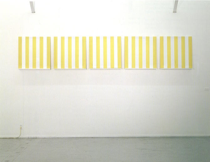 《「5つのエレメント」白と黄の布 アクリル白絵の具によって描かれた二本の特別に白い縞》