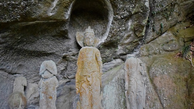鋸山に安置されている石像