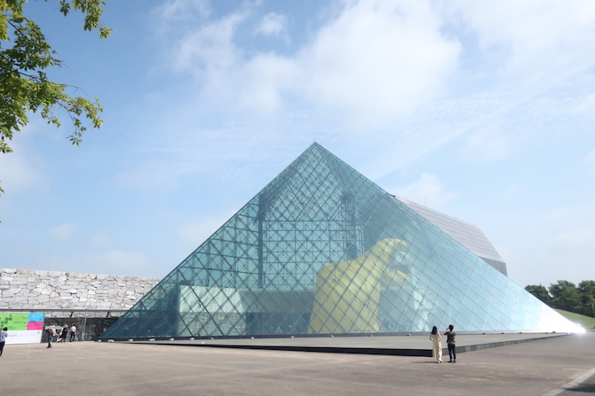 メイン会場のひとつのモエレ沼公園のガラスのピラミッド。設計はイサム・ノグチ