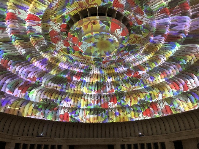 美術館に入りエスカレーターで昇っていくと登場するのがこちらの円形ホール。この天井はなんとリアルタイムで万華鏡を映しだしているそうです。