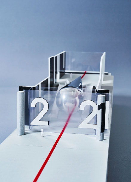 作品展示模型。雫型の鏡面バルーンが「2021」の「0」を表現している