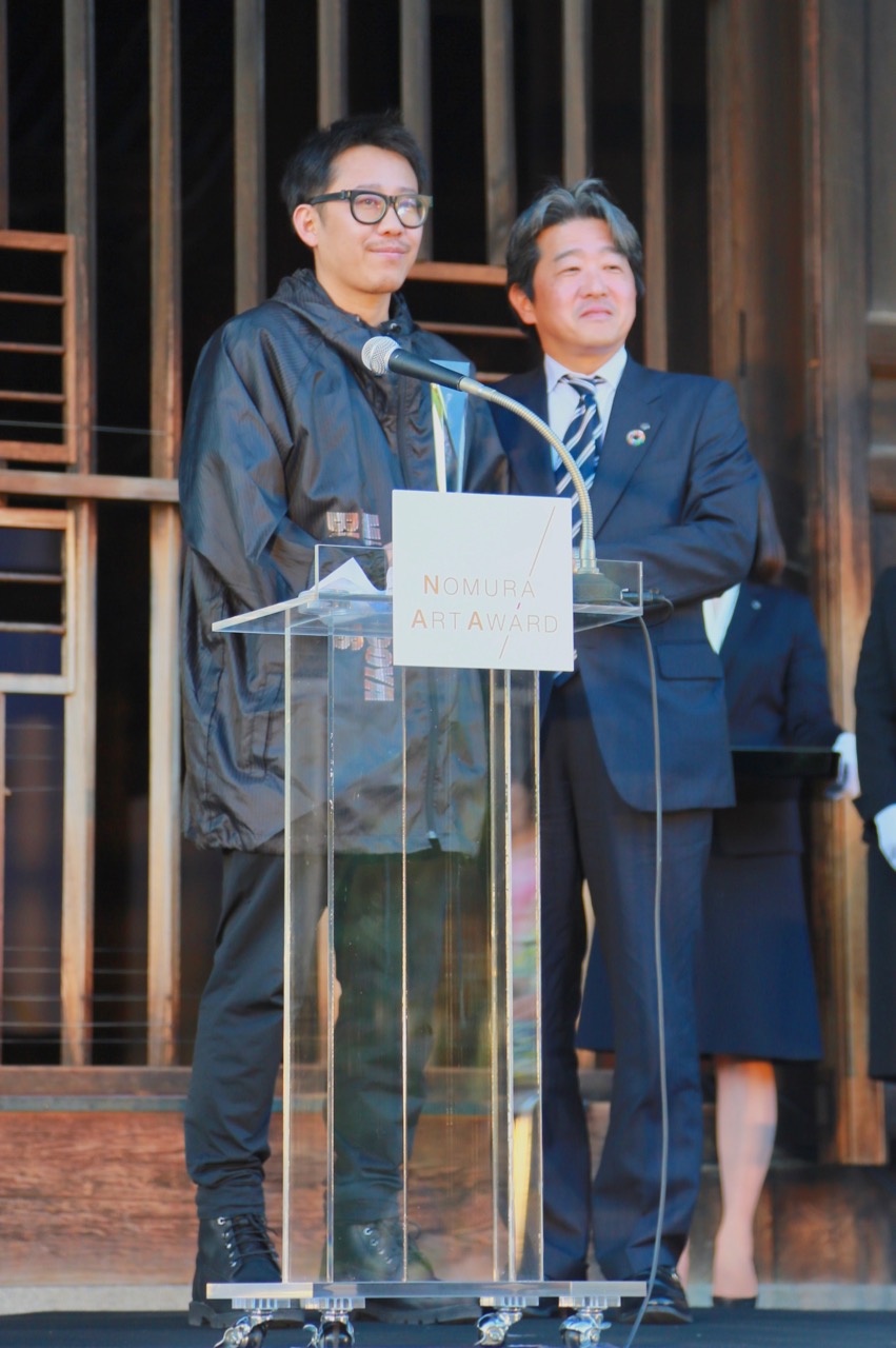 授賞式でのチェン・ラン（左）と野村ホールディングス執行役員の池田肇