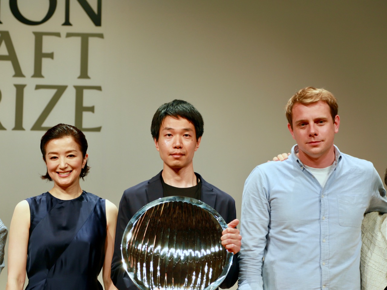 （左から）鈴木京香、石塚源太、ジョナサン・アンダーソン