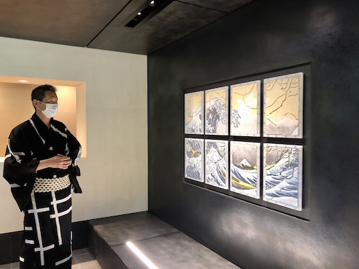 Yukinori Yanagi with his 'Study for Japanese Art – Hokusai' at the entrance of Sumiya Kiho-an. The black wall by plaster artisan Akira Kusumi is inspired by the sea.