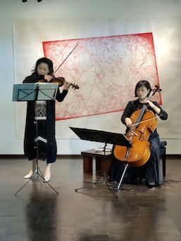 Cellist Mari Endo and violinist Tamaki Kawakubo performed in front of 'Wandering Position -Formica japonica #1-' at the opening ceremony for the new lobby.