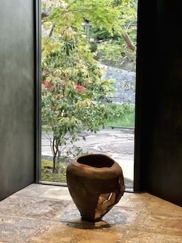 Ceramicist Naoto Ishii contributed works such as this earthenware vase fired at his kiln at Kyotamba, Kyoto.