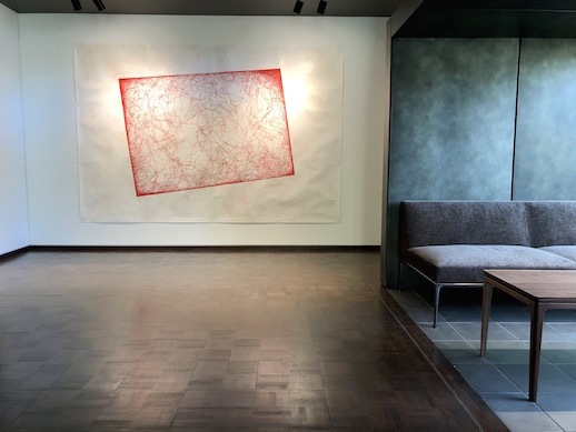 Yanagi's 'Wandering Position -Formica japonica #1-' is displayed on the back wall of the lobby. For the works in this series, Yanagi traces the paths of ants in red chalk. Themes of wandering and travel resonate with the concept of the inn.