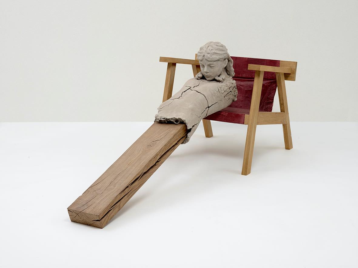マーク・マンダース《椅子の上の乾いた像》2011-15年　東京都現代美術館蔵